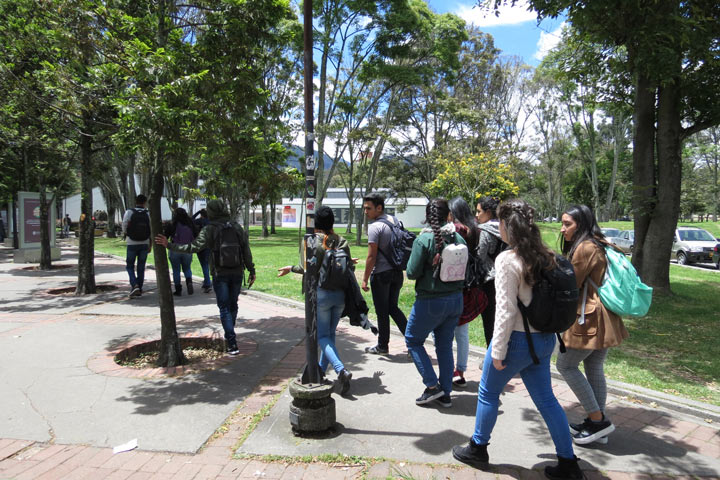 estudiantes caminando sede universidad nacional Bogotá