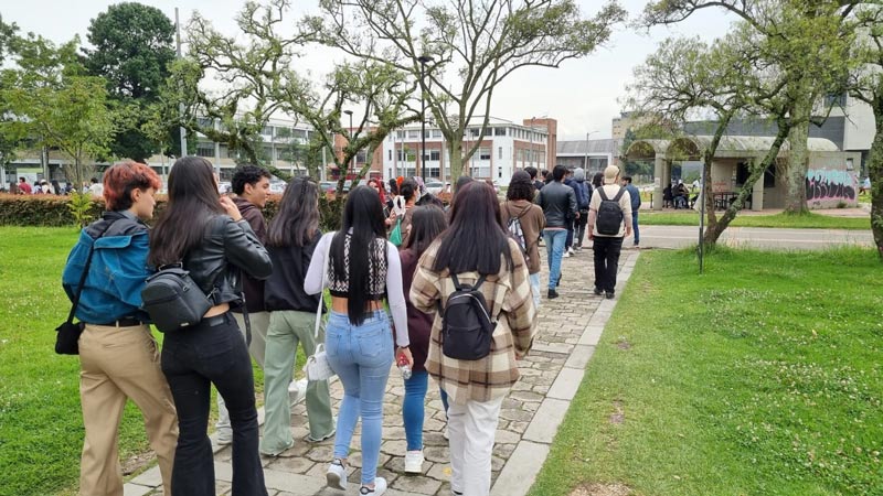 Estudiantes ingresando a la Universidad Nacional de Colombia