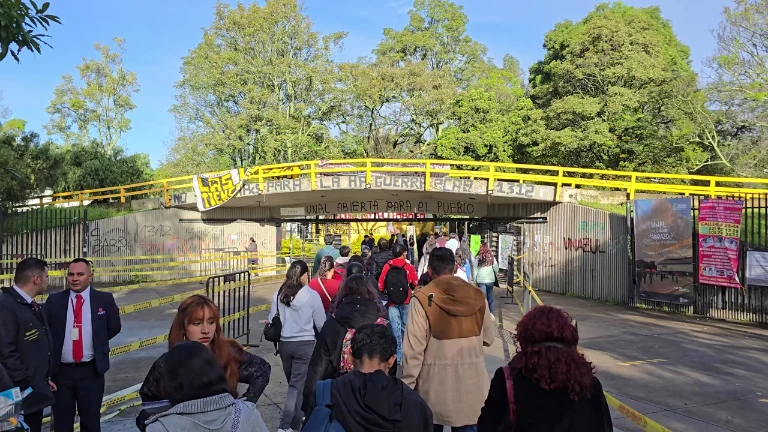 Jóvenes al momento de entrar al examen de la Universidad Nacional de Colombia sede Bogotá-